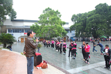 邓馆长在广场指导红瑶妇女排练节目