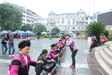 文艺部老师在广场指导红瑶妇女排练节目